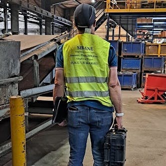 Photographie réalisée par Sibane représentant la visite d'un bâtiment industriel pour un DTA.