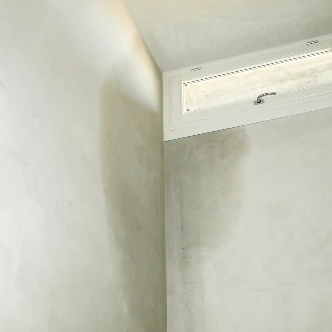 Photo représentant un mur humide et une fenêtre en double vitrage.
