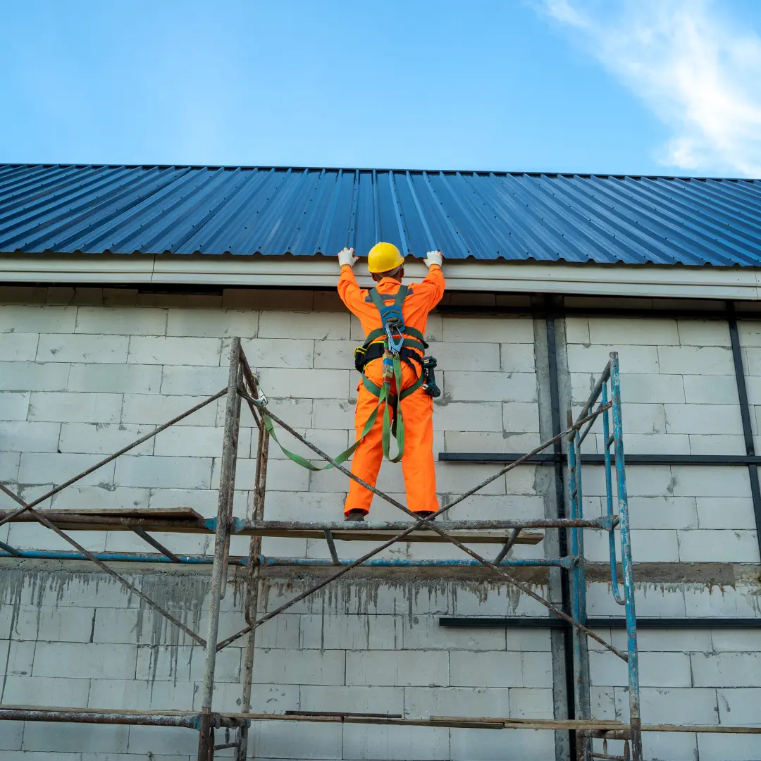 Photo représentant un technicien sur un échafaudage