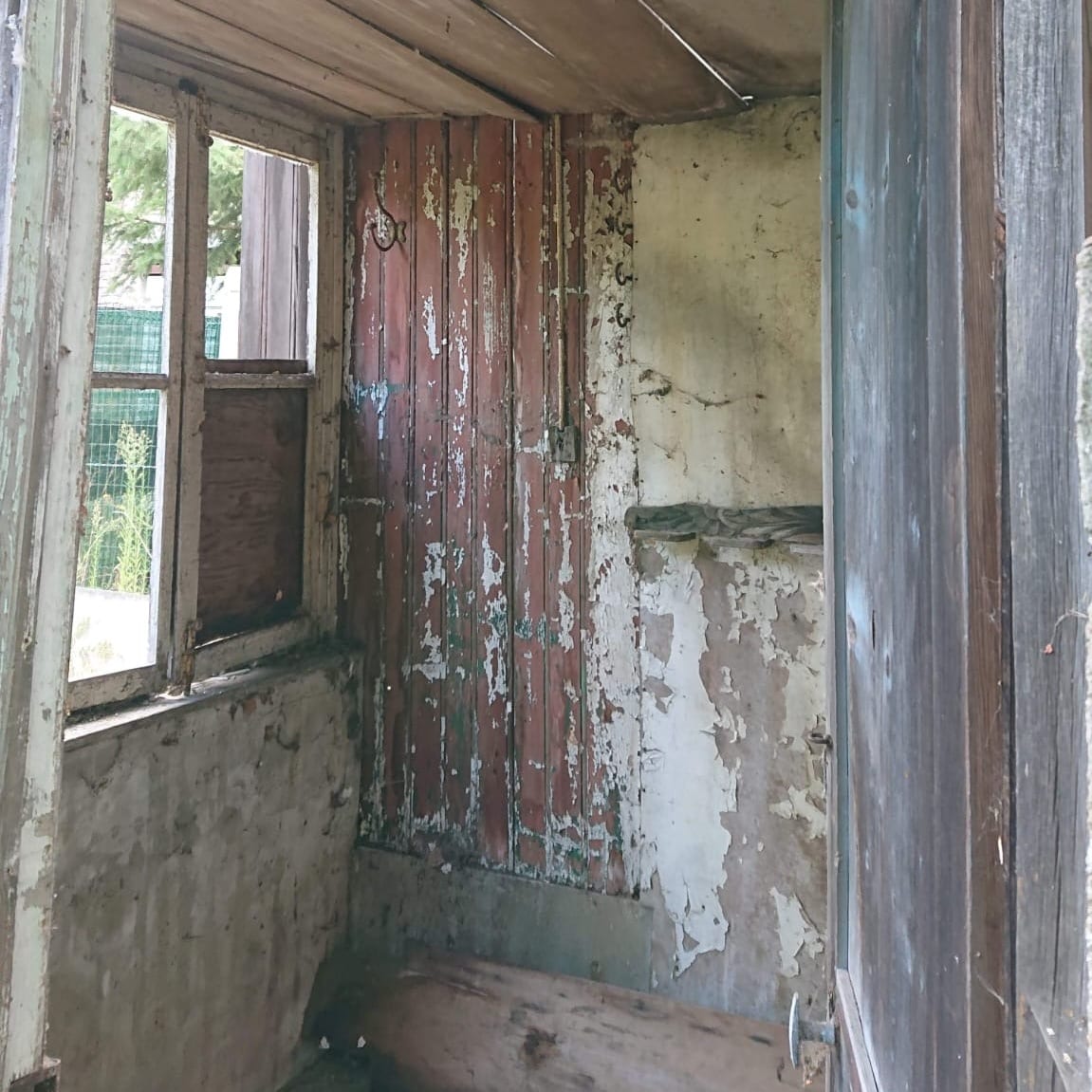 Photographie réalisée par Sibane représentant un local recouvert de peinture écaillée pouvant contenir du plomb.